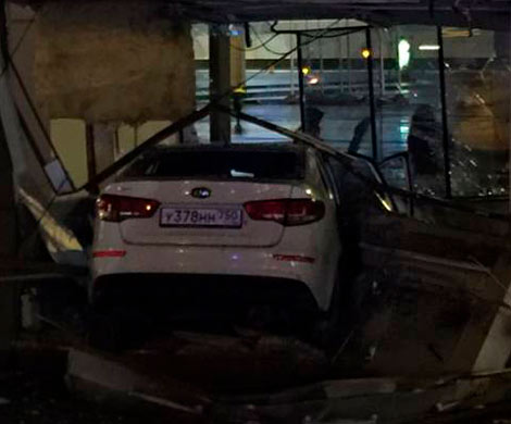 Автомобиль снес будку у «Крокус сити холла» в Москве, убив охранника