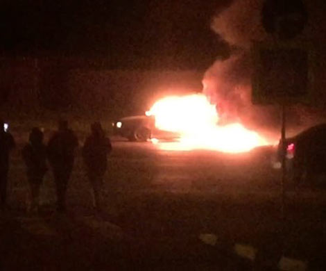 Автомобиль загорелся во время движения по шоссе на востоке Москвы
