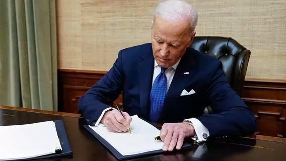 Байден призвал Конгресс к решению проблемы насилия с применением огнестрельного оружия 