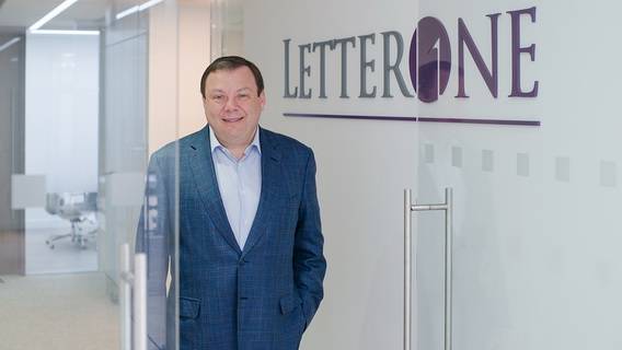 Барон Мервин Дэвис борется за возрождение компании LetterOne, принадлежащей Михаилу Фридману