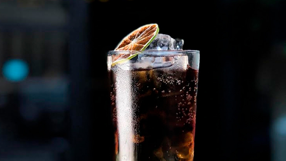 Бартендеры из миланского The Botanical Club в обновленном Mercedes Bar