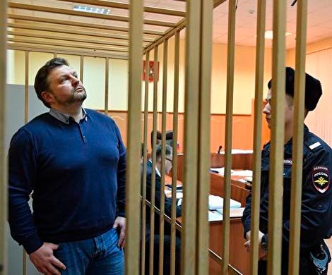 Белых будет этапирован в колонию в сопровождении врача‍