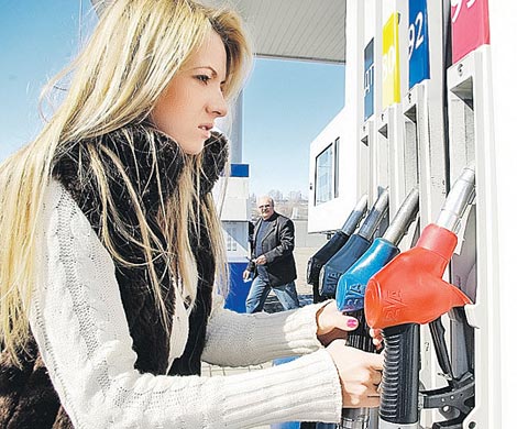 Бензин не дешевеет вслед за нефтью из-за рубля