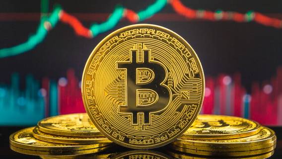 Биткоин достиг более чем годового максимума на фоне ажиотажа вокруг ETF от BlackRock