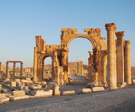 Боевики ИГ взорвали Триумфальную арку в сирийской Пальмире