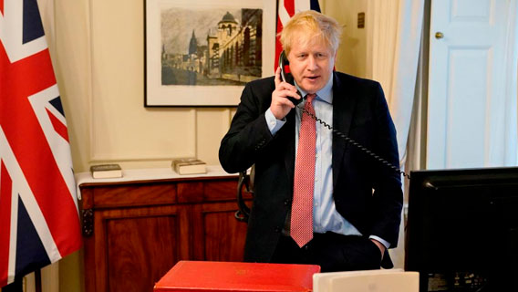 Борис Джонсон возвращается к работе, начав со звонка Трампу
