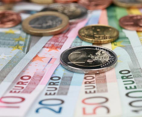 ЦБ снизил курс евро до минимума года