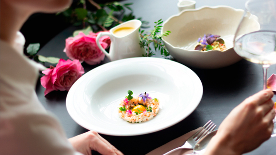 Charlie назначает свидание 8 марта: ужин и джаз