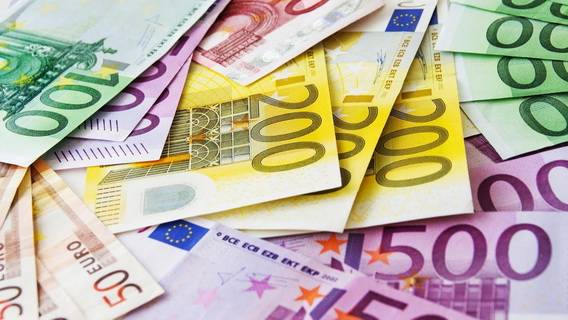Число британских чиновников, получающих более £100 тыс., почти удвоилось, несмотря на «заморозку» зарплат
