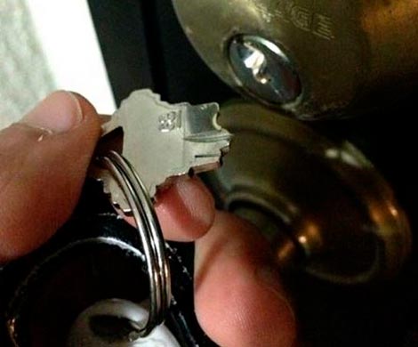 Что делать, если ключ сломался в замке глубокой ночью