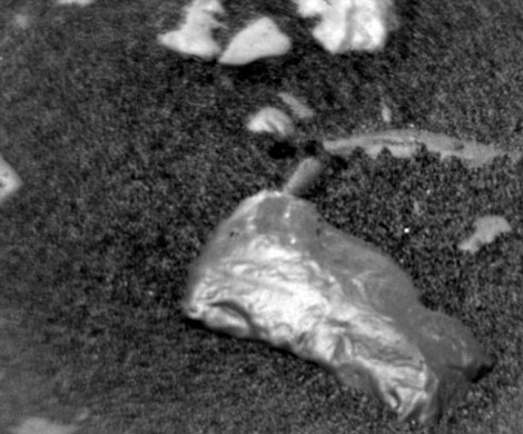 Curiosity нашел на Марсе странный блестящий предмет