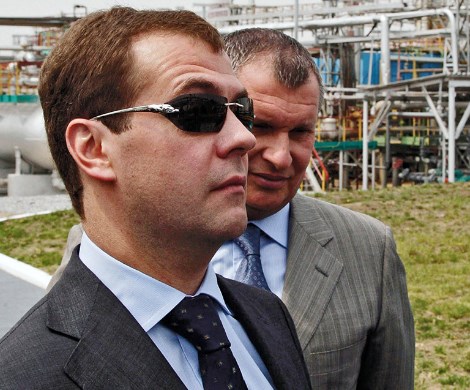 Деньги российских пенсионеров опять отдадут «бедным» нефтяникам