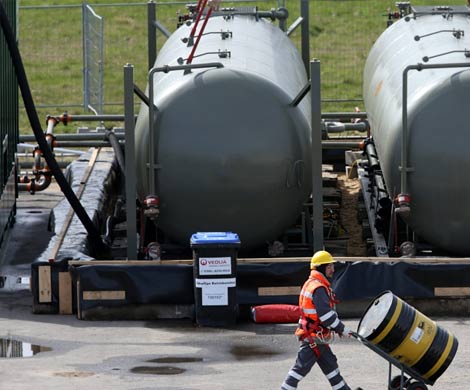 Дешевеющая нефть тянет за собой рубль