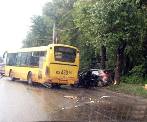 Двух человек зажало в легковушке после столкновения с автобусом