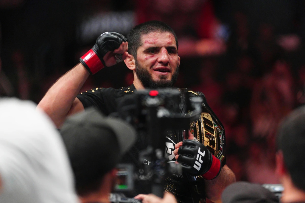 "Его невозможно победить": Махачев установил рекорд UFC, несмотря на разбитое лицо