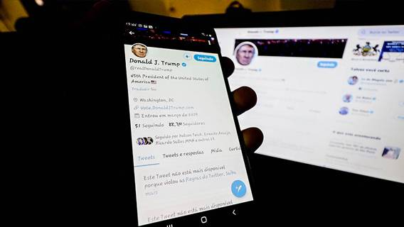 Facebook приостановил действие аккаунта Трампа до 2023 года