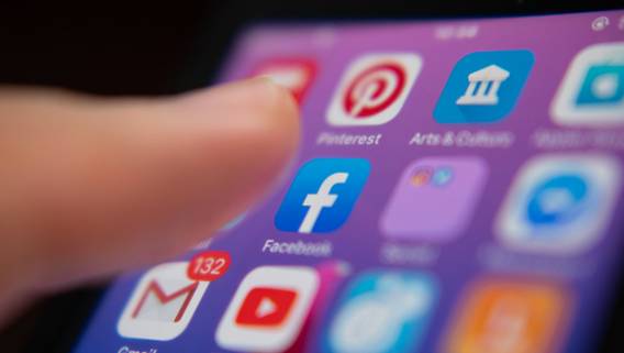 Facebook раскритиковала обновление программного обеспечения Apple в серии рекламных объявлений в газета