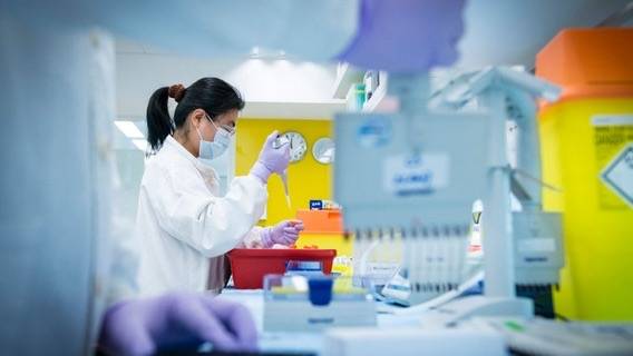 FDA расширяет исследование о безопасности вакцины от компании AstraZeneca