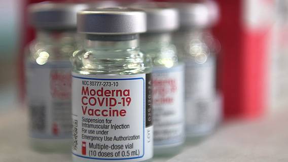 FDA заявило, что не придерживается четкой позиции по поводу бустерной вакцины Moderna