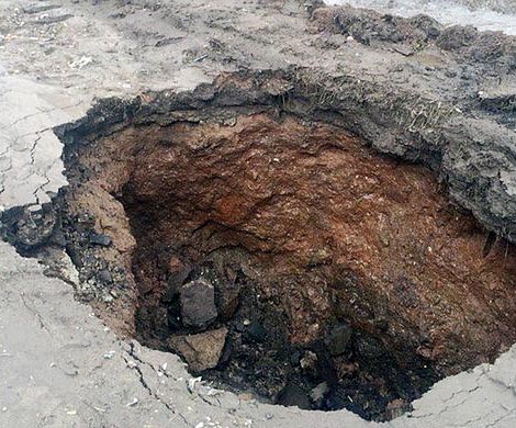 «Форд» провалился в яму на улице Савушкина в Астрахани