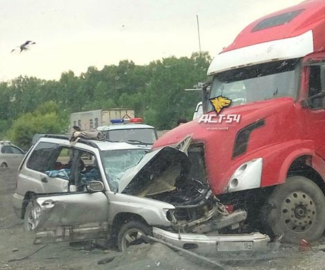 Фура протаранила легковушку в Новосибирске. Погибли 2 человека