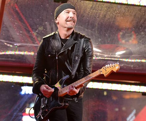 Гитарист U2 упал со сцены в Ванкувере