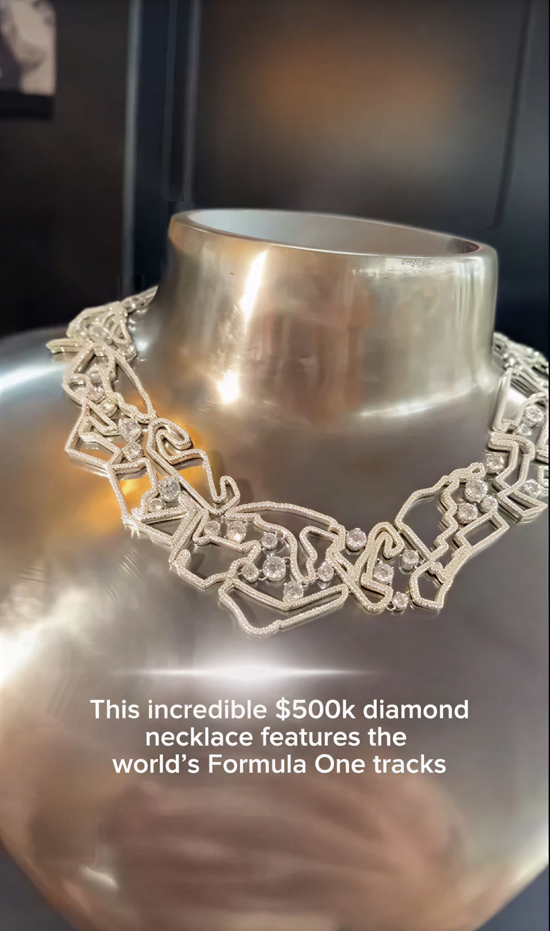 Гламур на Гран-при: жену пилота Формулы-1 украсило бриллиантовое ожерелье стоимостью 260 000 фунтов с картой трассы