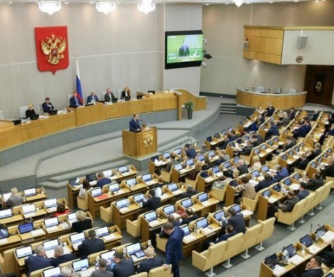 «Голодными россиянами управлять легче»: в Думе поспорили из-за МРОТ в 25 000 рублей