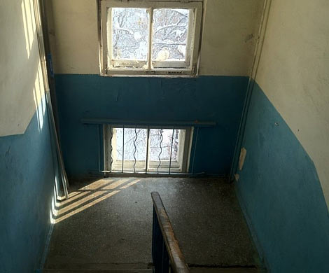 Голого мальчика нашли в подъезде дома на Витебском проспекте