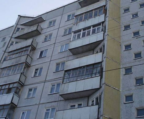 Голый мужчина вылез на карниз в Томске и запрыгнул в чужую квартиру‍