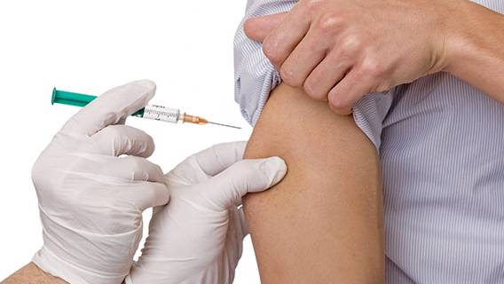 Гонконгские чиновники прививаются китайской вакциной, чтобы получить визы на материк