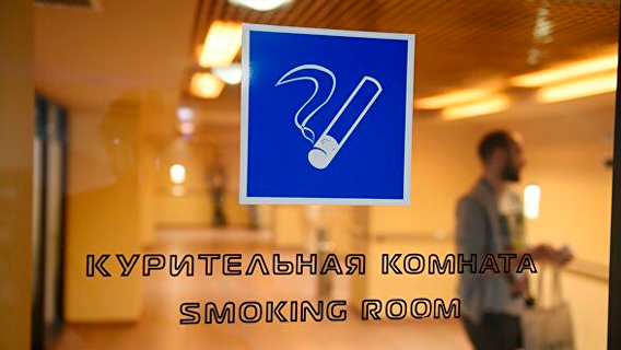 Госдума приняла законопроект о возвращении курилок в аэропорты