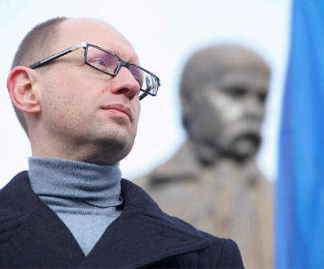 Госказна разворована, Украина доведена до банкротства, заявляет Яценюк