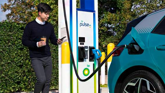Hertz и BP заключили партнерство по строительству зарядных станций для электромобилей по всей Северной Америке