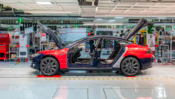 Илон Маск возобновляет производство Tesla, несмотря на запрет местных властей