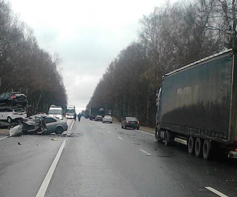 Иномарка с тремя спящими пассажирами была раздавлена грузовиком