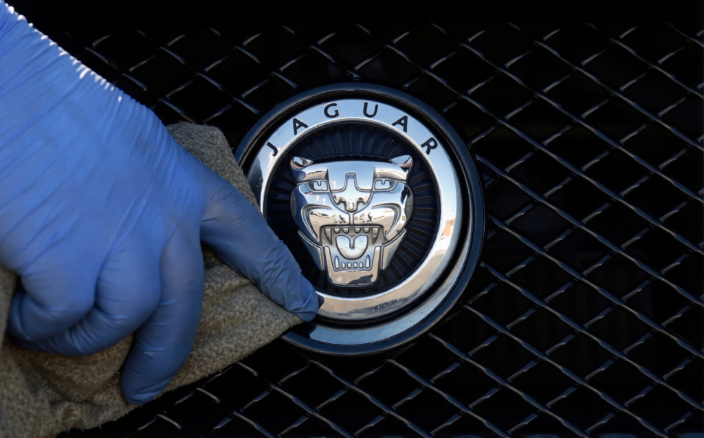 Jaguar Land Rover уволит 4 тыс. человек на фоне конкуренции с Китаем и пошлин Трампа