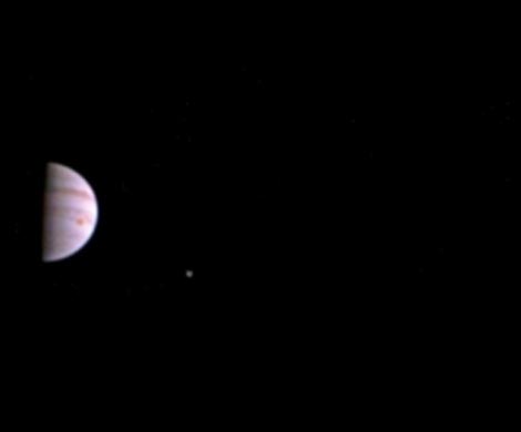 Juno передал на Землю первые снимки Юпитера