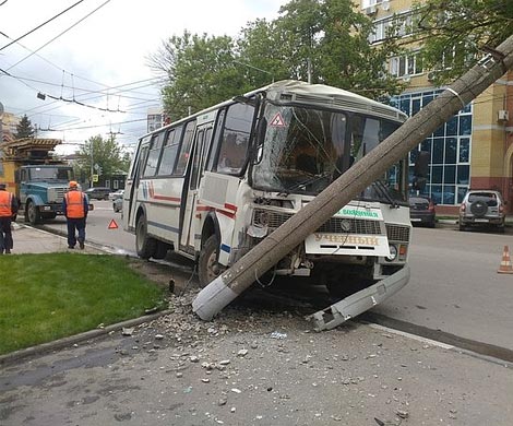 Как на ул. Первомайской в Туле учебный «ПАЗик» снес столб