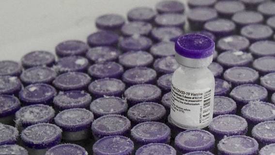 Как утверждает Pfizer, бустерные дозы вакцин способствуют восстановлению ослабевающего иммунитета