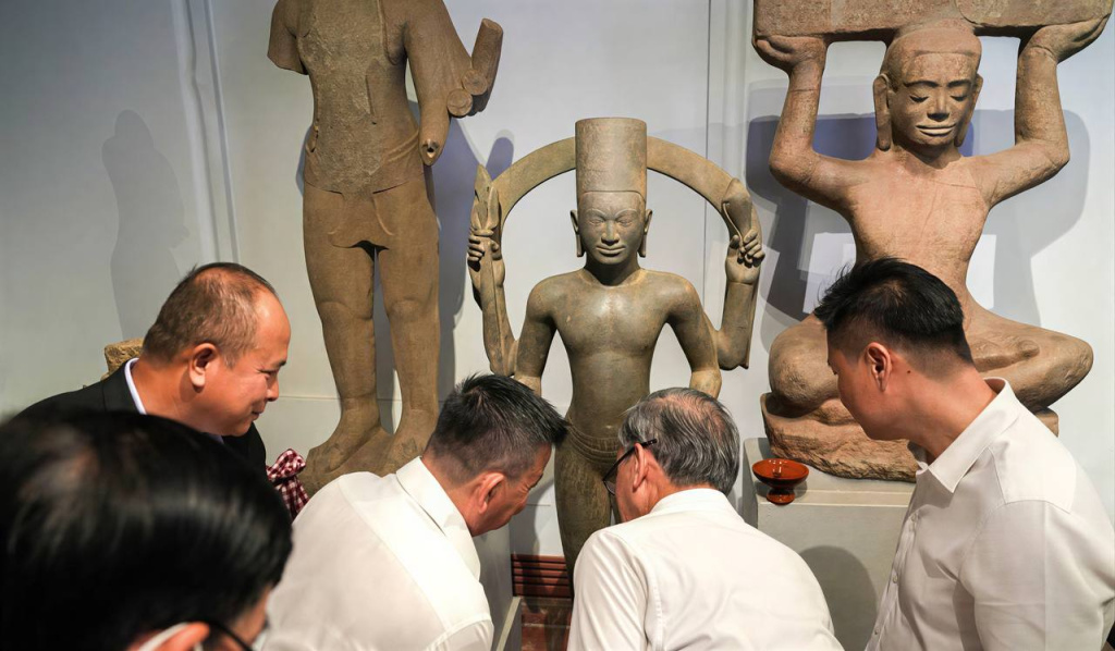 Камбоджа возвращает домой культурные сокровища, похищенные печально известным арт дилером