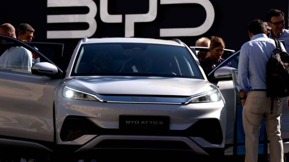 Китайская компания BYD заявляет, что создала самую быструю зарядку электромобилей в мире.
