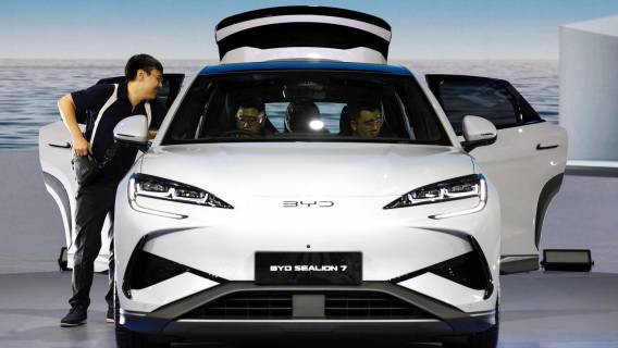 Китайский автогигант BYD впервые обогнал Tesla по выручке: $107 млрд против $97,7 млрд в 2024 году