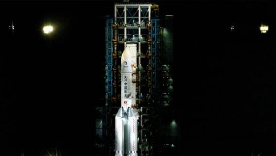 Китайский космический корабль возвращается на Землю с лунными образцами