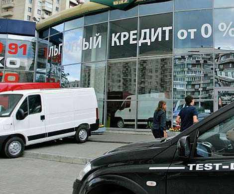 Количество автокредитов упало вдвое