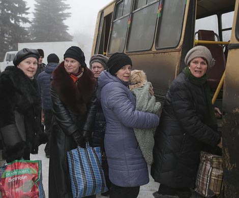Колонна с беженцами выехала из Дебальцева