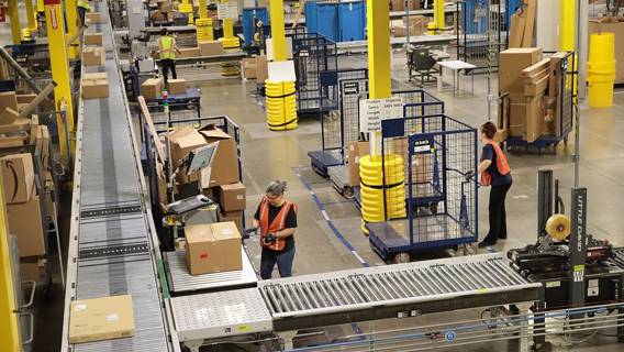 Компания Amazon повысила зарплату сотням тысяч своих сотрудников