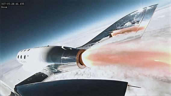 Космолет Virgin Galactic успешно провел свой первый коммерческий рейс
