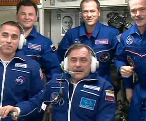 Космонавты перешли на борт МКС после отложенной стыковки "Союза"