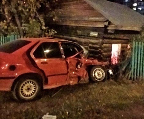 Легковой автомобиль влетел в частный дом в Новосибирске
